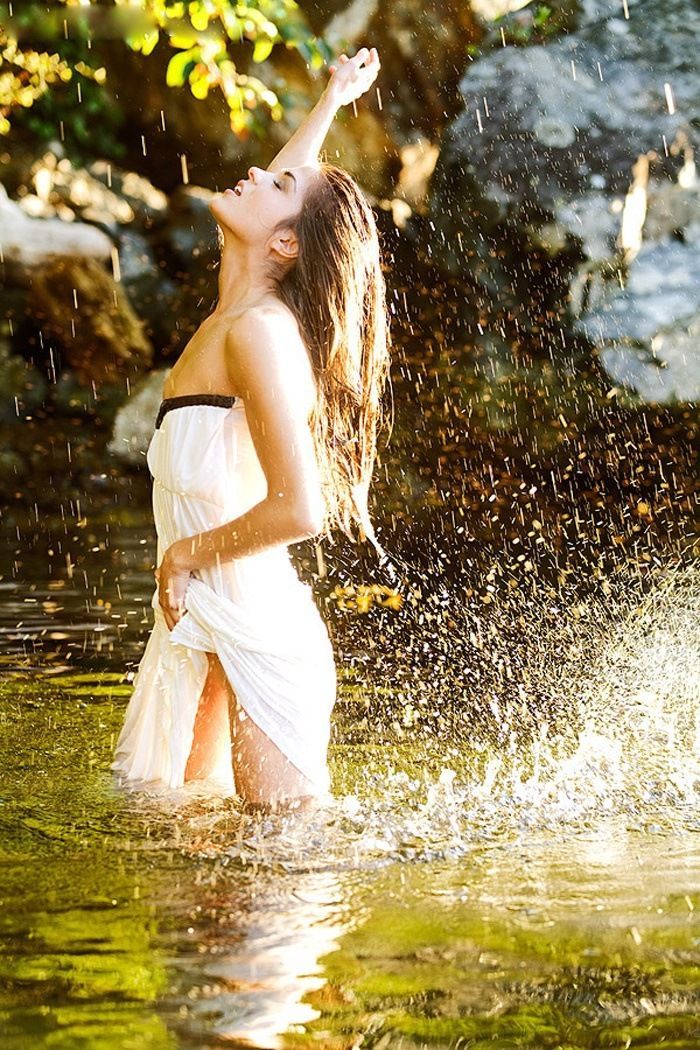 Marie Avgeropoulos in Incheon