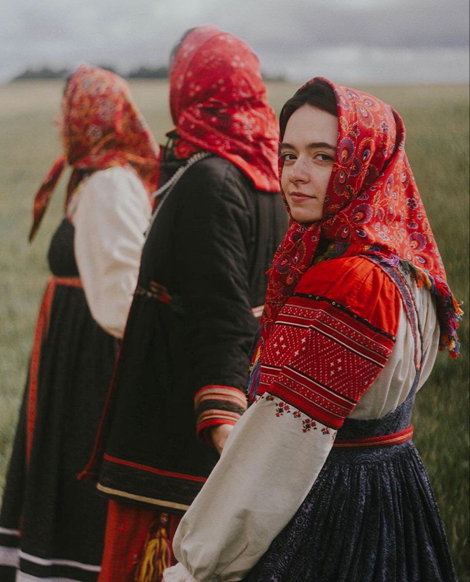 Women in Slavic costumes’s look of the day — catch her live in Incheon